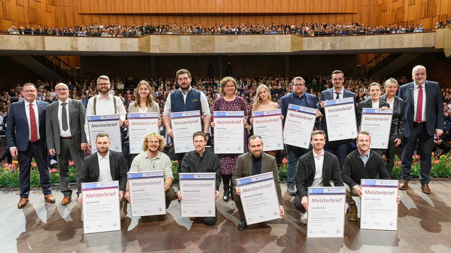 Die Gruppe der Gewerksbesten mit Ihren Meisterbriefen in der Hand.