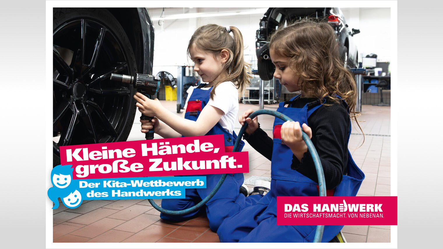 Zwei langhaarige Mädchen in blauen Latzhosen arbeiten an einem Autoreifen in einer Autowerkstatt. 