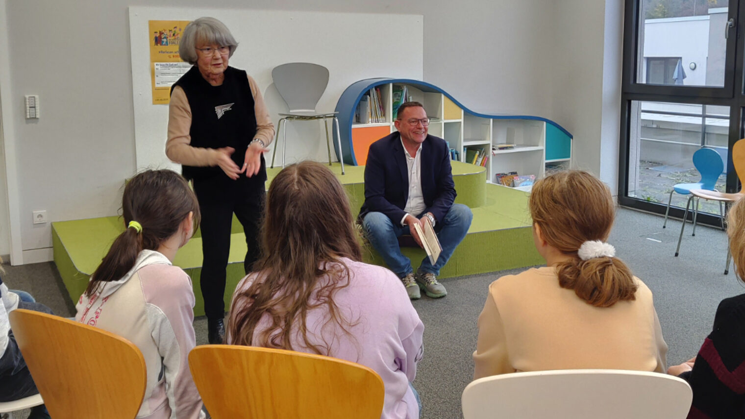 Eine Schulklasse lauscht den Worten von Kammerpräsident Klaus Hofmann
