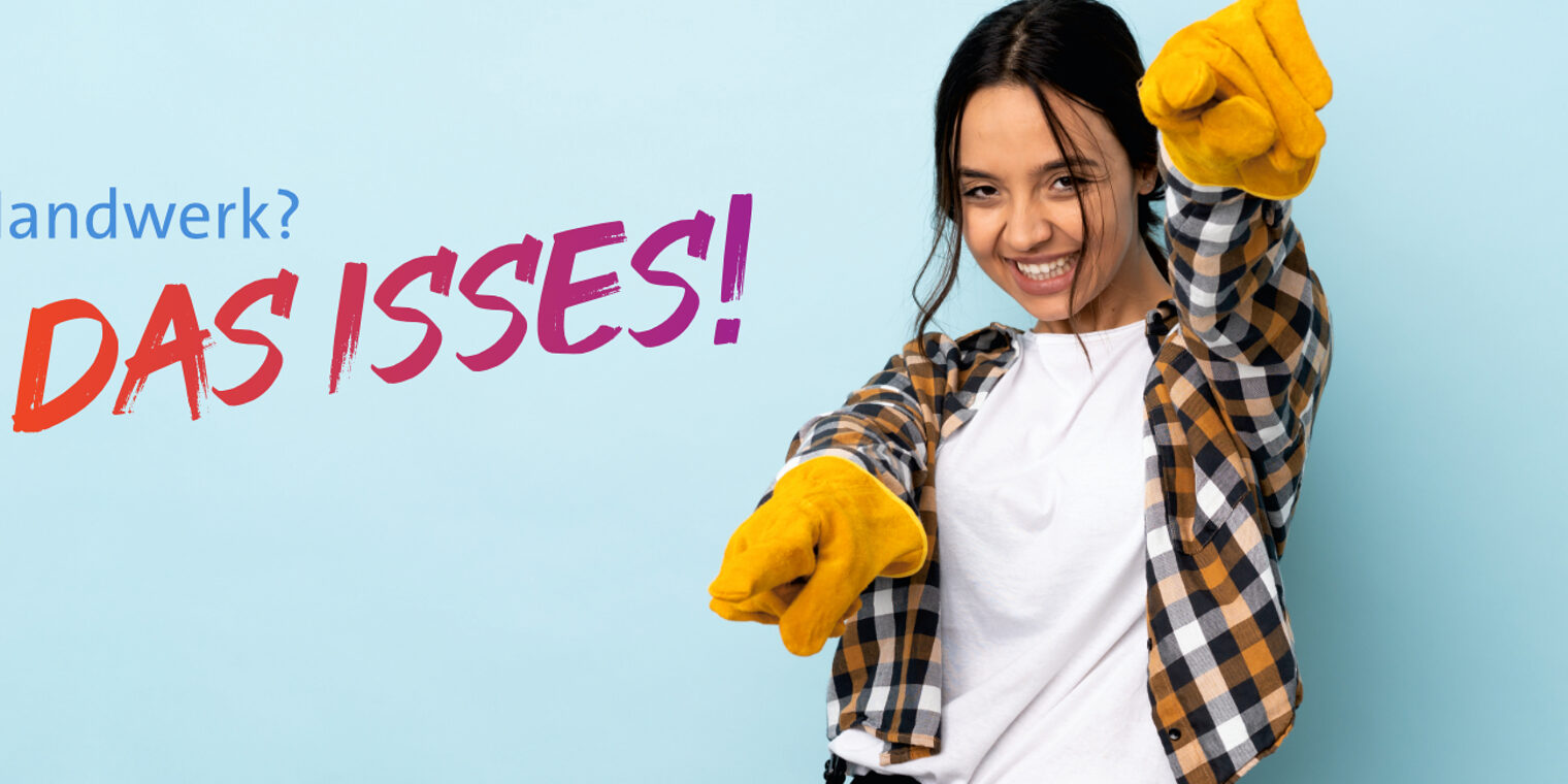 Junges Mädchen im Handwerker-Look dass mit beiden Zeigefingern zeigt