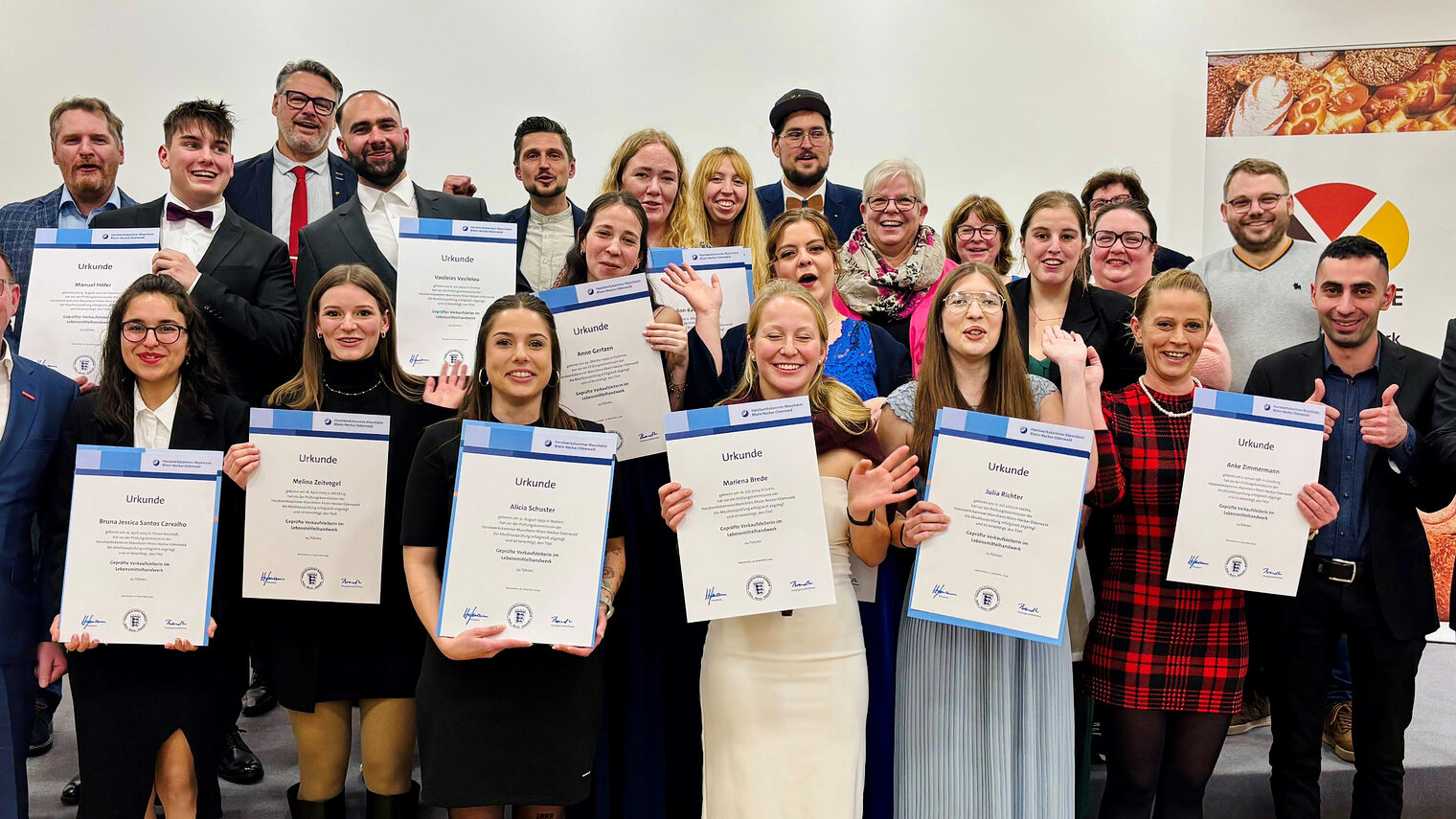 Ein Gruppenbild der Bundesakademie in Weinheim mit 16 neuen Verkaufsleiterinnen und Verkaufsleitern im Lebensmittelhandwerk