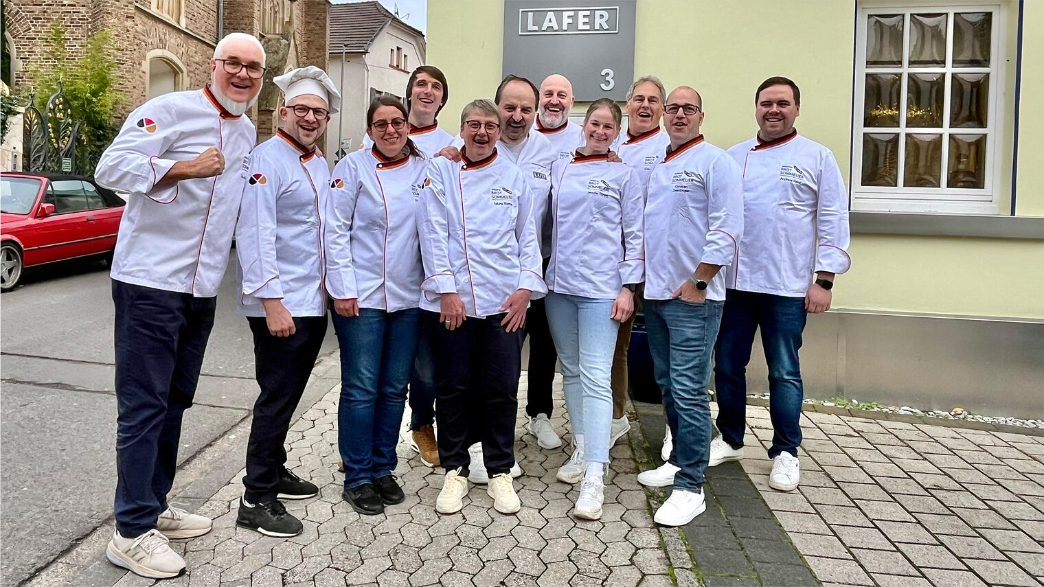 Lafer stellte sich mit den neuen Brot-Sommeliers im Freien dem Fotografen