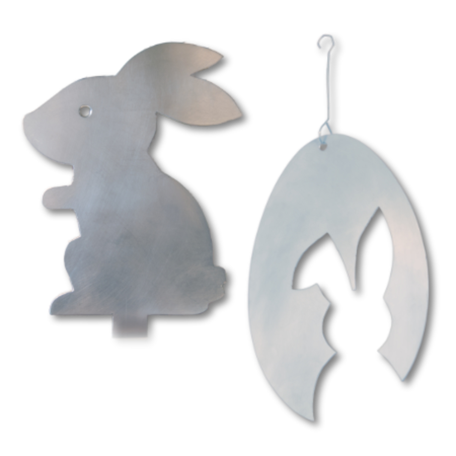 Ein Metallhase und ein Oval mit ausgestanztem Hase.