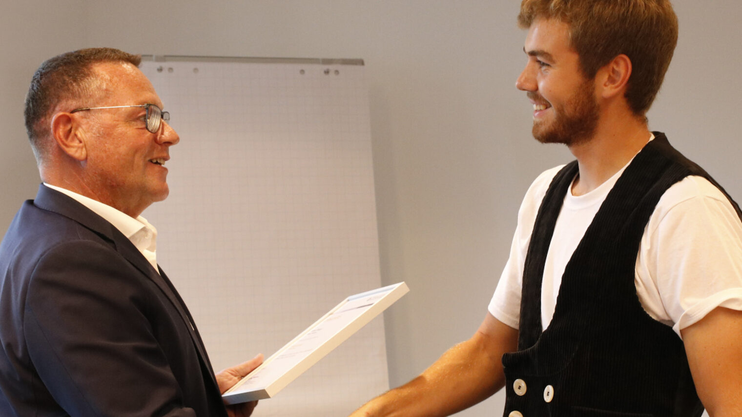 Präsident Hofmann schüttelt Julius Rieger die Hand bei der Urkundenübergabe.