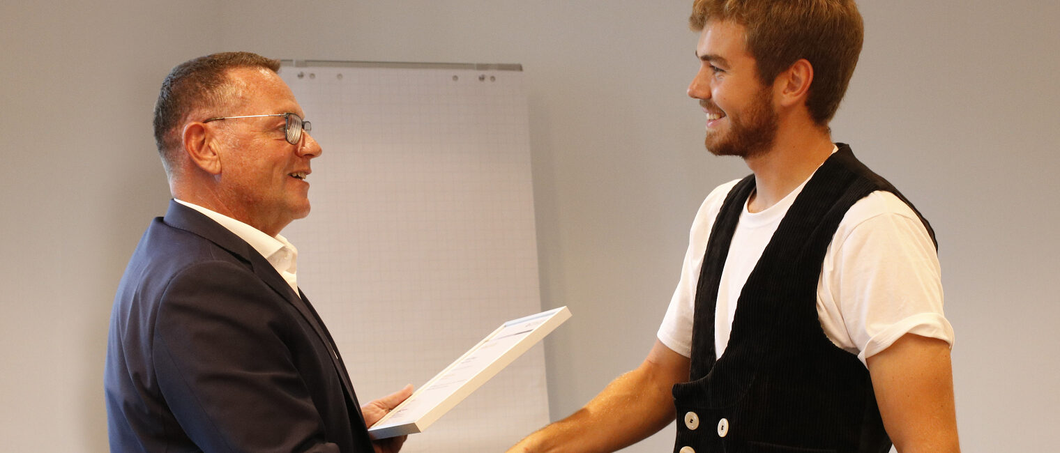 Präsident Hofmann schüttelt Julius Rieger die Hand bei der Urkundenübergabe.