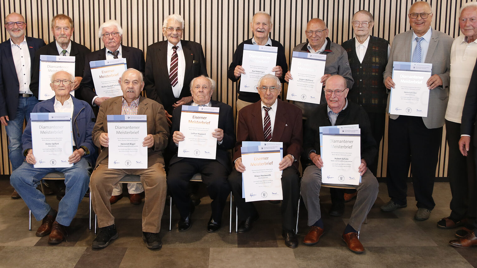 Im Jahr 2024 haben sich die zu Ehrenden mit ihren goldenen, diamantenen und eisernen Meisterbriefen zusammen mit Klaus Hofmann und Dietmar Clysters dem Fotografen gestellt. Teil stehend. Vordere Reihe sitzend. 