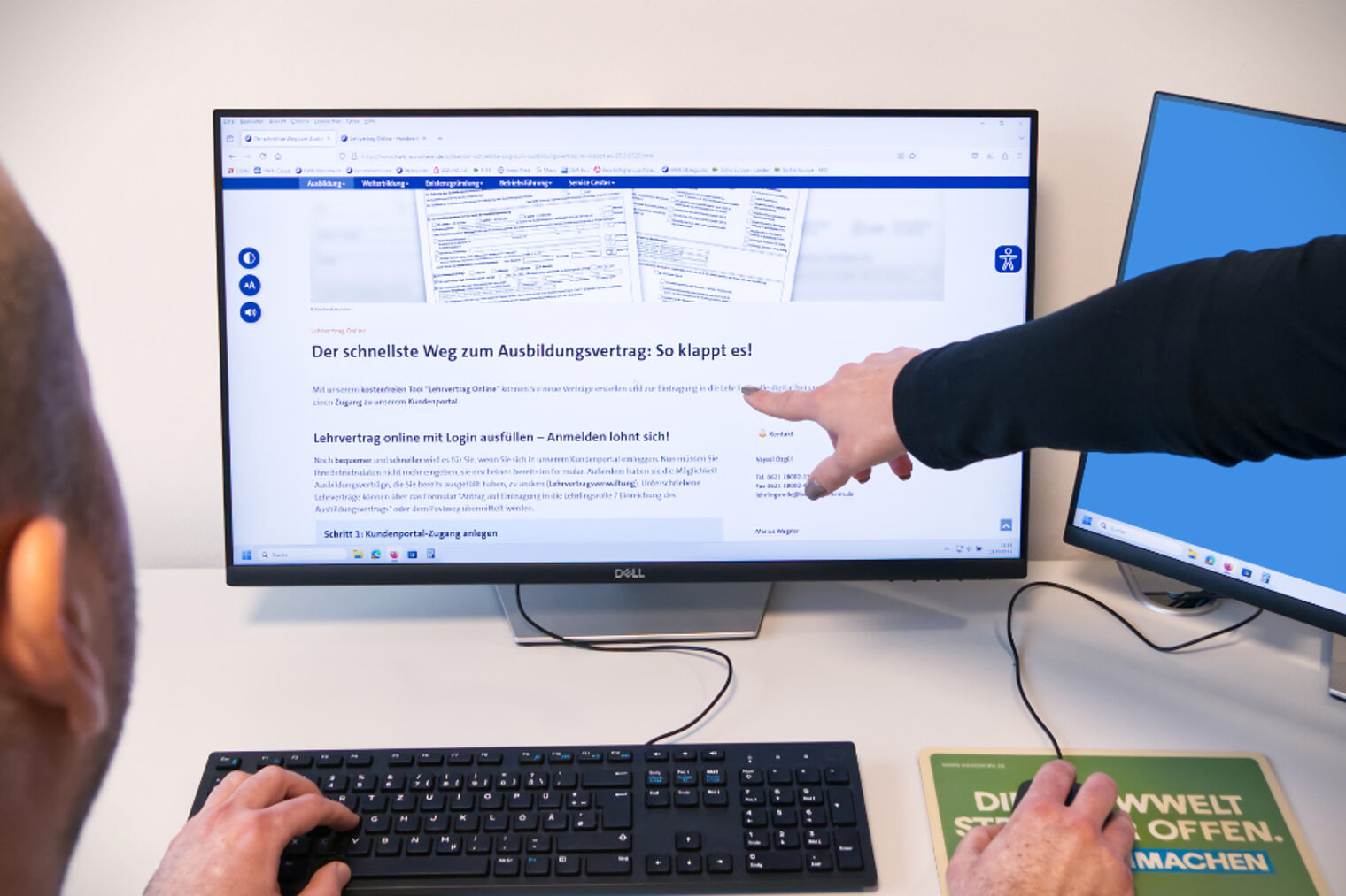 Lehrvertrag-Online mit Personen Zwei Personen an einem Bildschirm