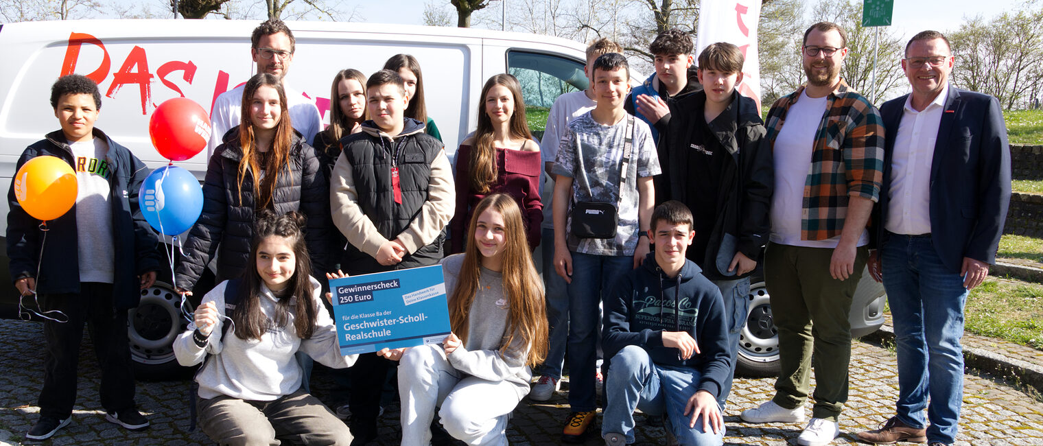 Die Klasse 8a der Geschwister-Scholl-Realschule aus Mannheim beim Wettbewerb „Das Handwerk für Deine Klassenkasse“ nimmt den 500 Euro Gutschein an