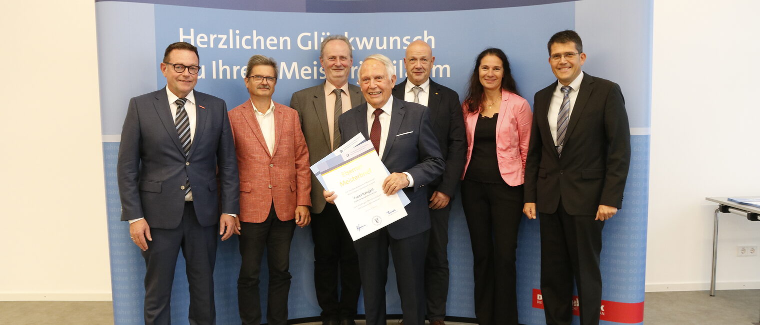 Gruppenfoto eines Jubilars mit Begleitpersonen und Präsident Klaus Hofmann