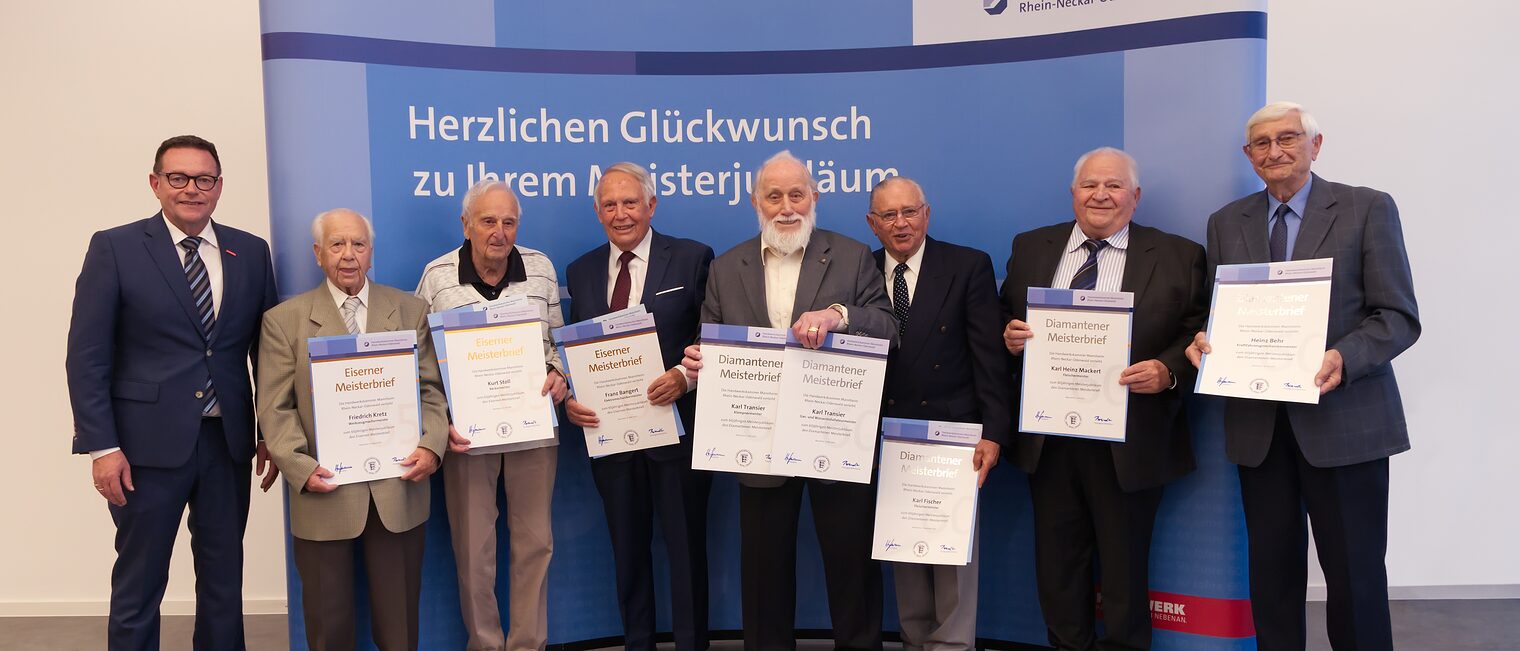 Gruppenfoto der Jubilare des Meisterjubiläums, alle halten ihre Urkunde in die Kamera