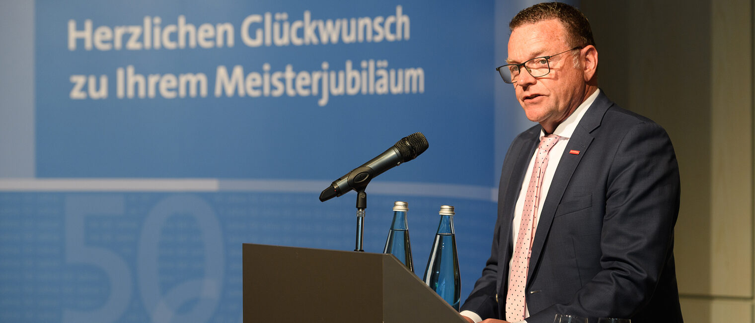 Der Handwerkskammer Präsident Klaus Hofmann spricht einleitende Worte.
