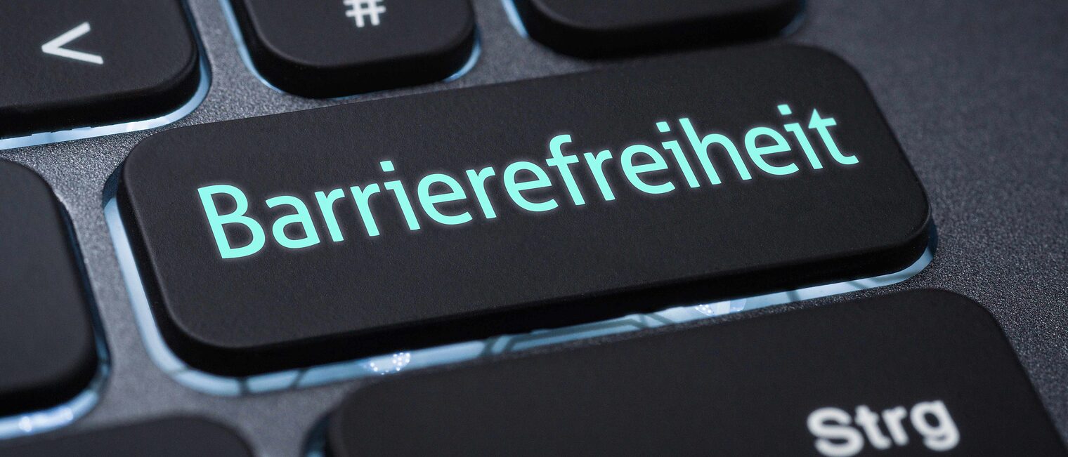 Beleuchtete Tastatur mit einer beschrifteten Taste - Barrierefreiheit Ausschnitt einer beleuchteten Tastatur eines Computers im Bereich der Strg-Taste, auf der breiten darüber steht Barrierefreiheit
