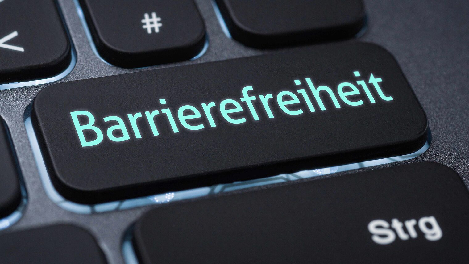 Ausschnitt einer beleuchteten Tastatur eines Computers im Bereich der Strg-Taste, auf der breiten darüber steht Barrierefreiheit
