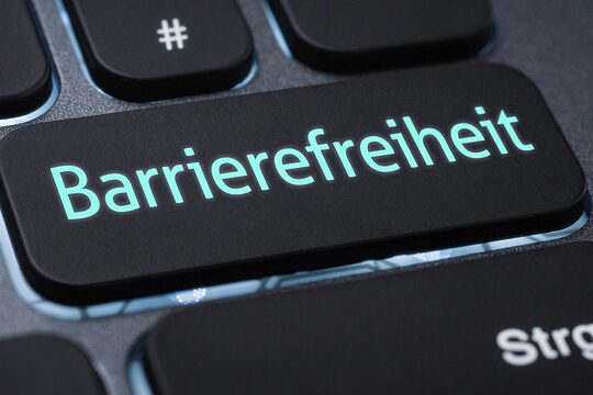 Ausschnitt einer beleuchteten Tastatur eines Computers im Bereich der Strg-Taste, auf der breiten darüber steht Barrierefreiheit