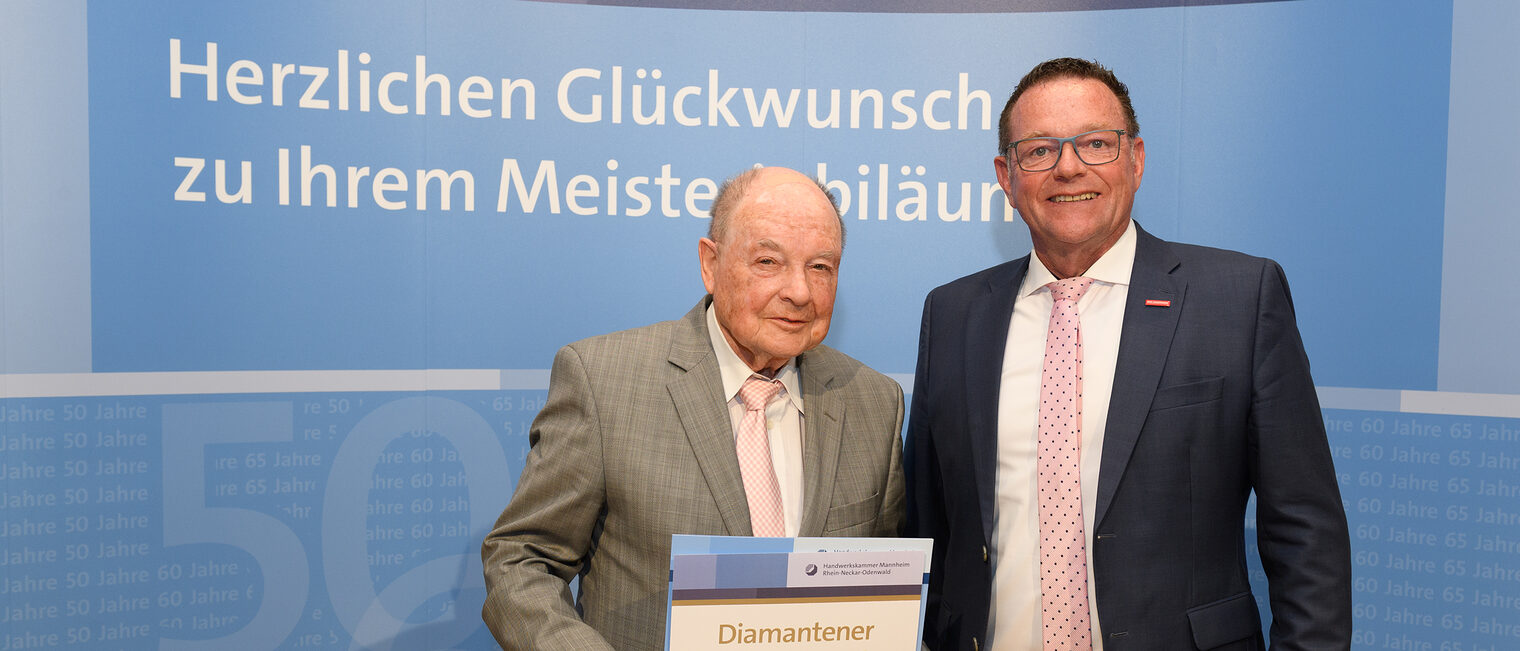 Überreichung des Ehrenmeisterbriefes durch Herrn Hofmann
