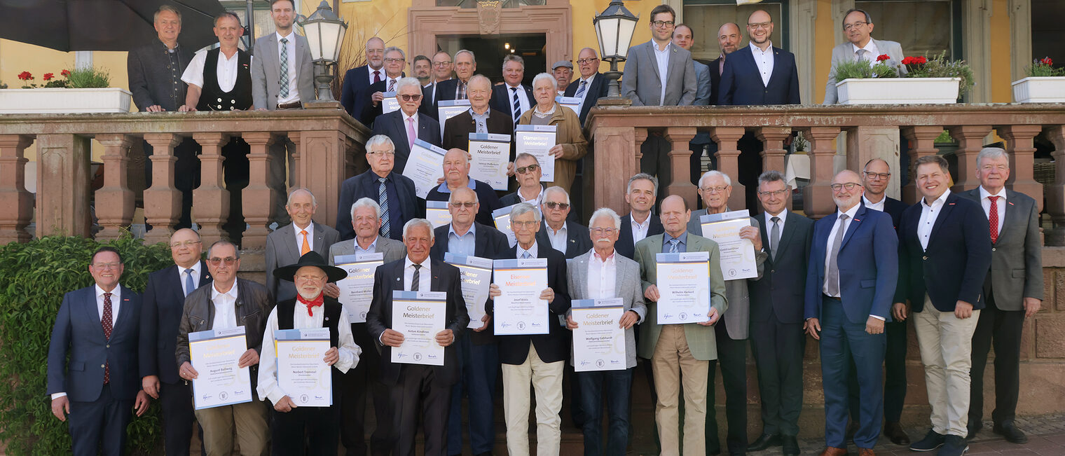 Gruppenbild vor dem Hotel Prinz Carl