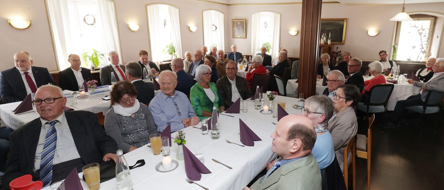 Blick in das gefüllte Restaurant, die Tische sind besetzt mit Gästen, Jubilaren und Ehrengästen.