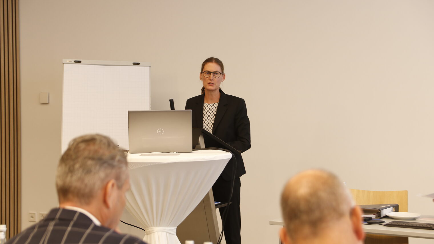 Frau Oschmann stehend am Pult berichtet aus dem Ministerium in Stuttgart. 