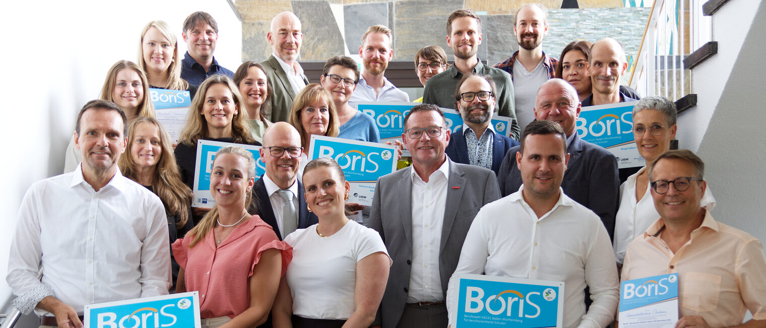 BoriS-Berufswahlsiegel 2025 Die Gruppe stellte sich zusammen mit dem Präsidenten dem Fotografen. Die Geehrten hielten ihre Urkunde in die Kamera.