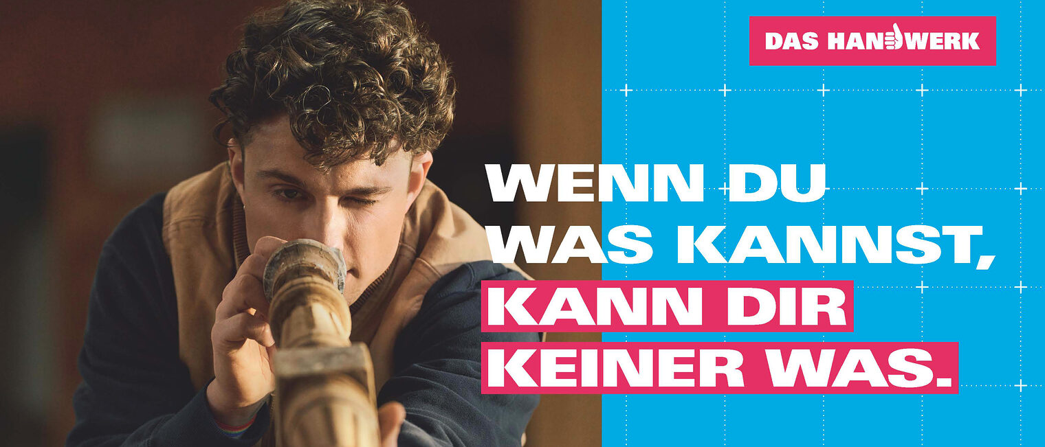 Anzeigenmotiv mit jungen Handwerker, der mit einem geschlossenen Auge ein gedrechseltes Holzbein prüft, daneben der Schriftzug "Wenn du was kannst, kann dir keiner was"