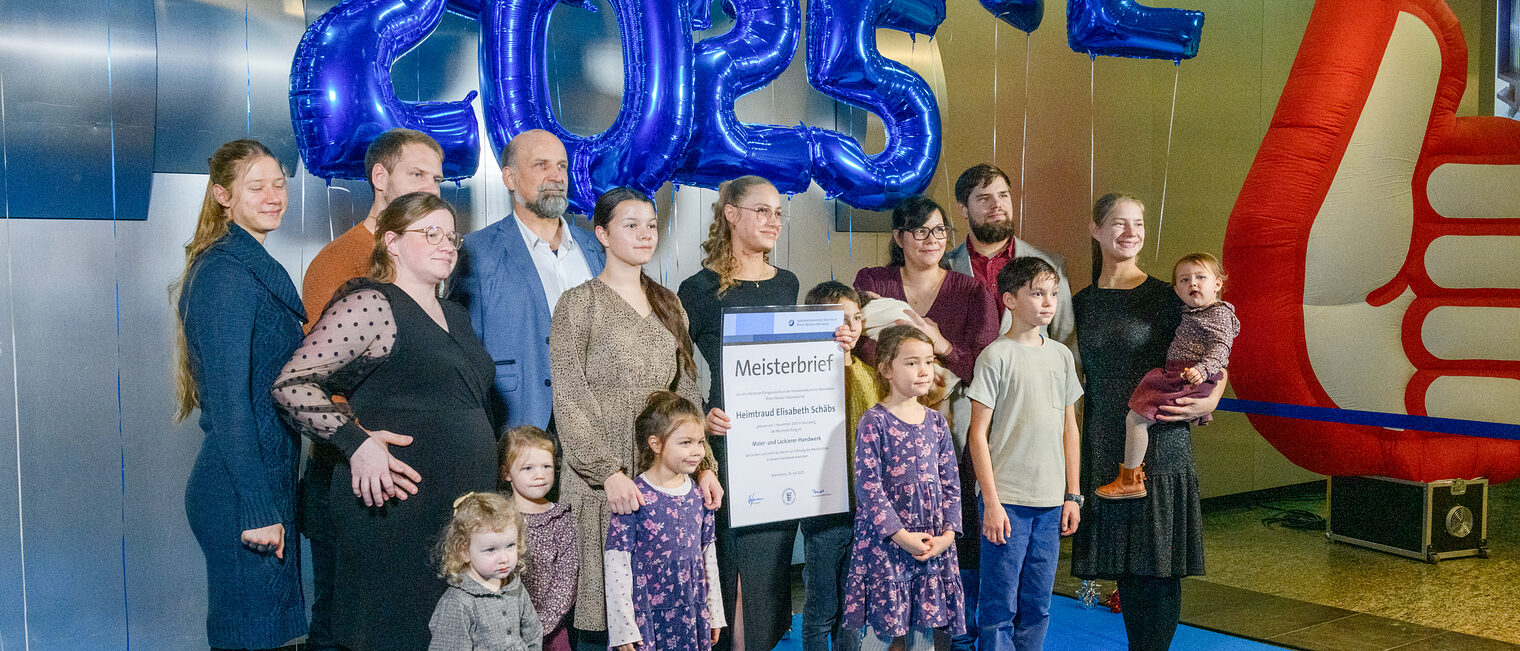 Viele Personen posieren für ein Gruppenbild