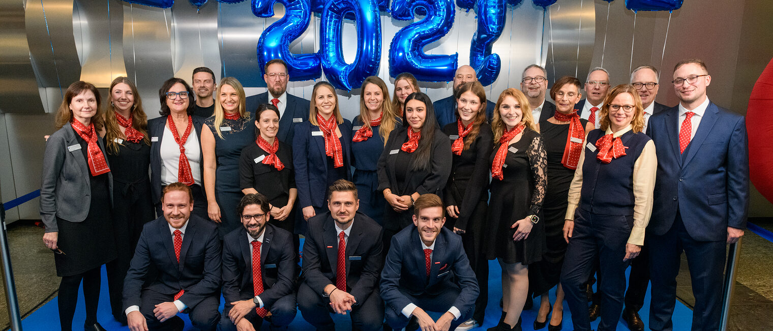 Viele Mitarbeiter der HWK posieren für ein Gruppenbild