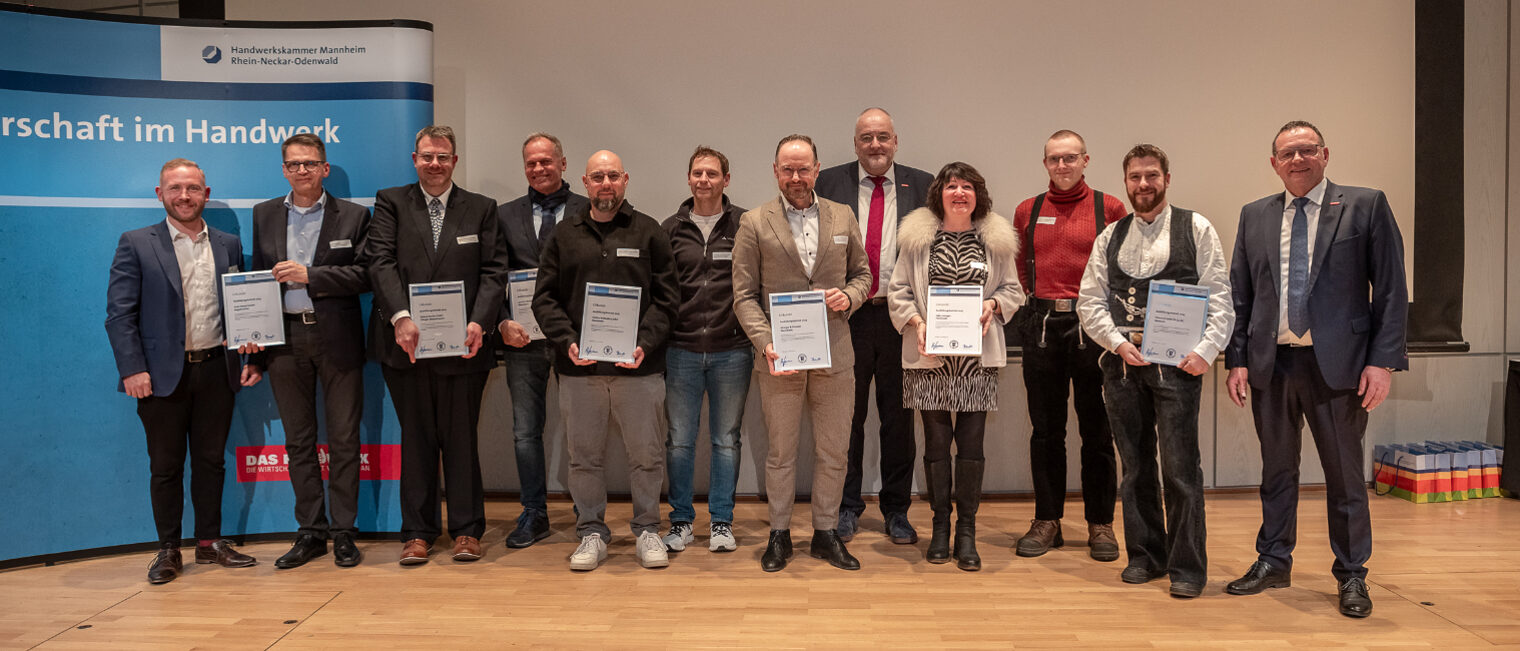 Gruppenbild der geehrten Betriebe mit Kammerpräsident Klaus Hofmann