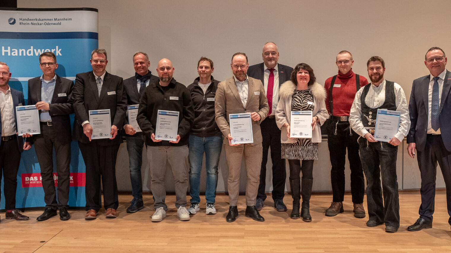 Gruppenbild der geehrten Betriebe mit Kammerpräsident Klaus Hofmann