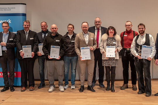 Gruppenbild der geehrten Betriebe mit Kammerpräsident Klaus Hofmann