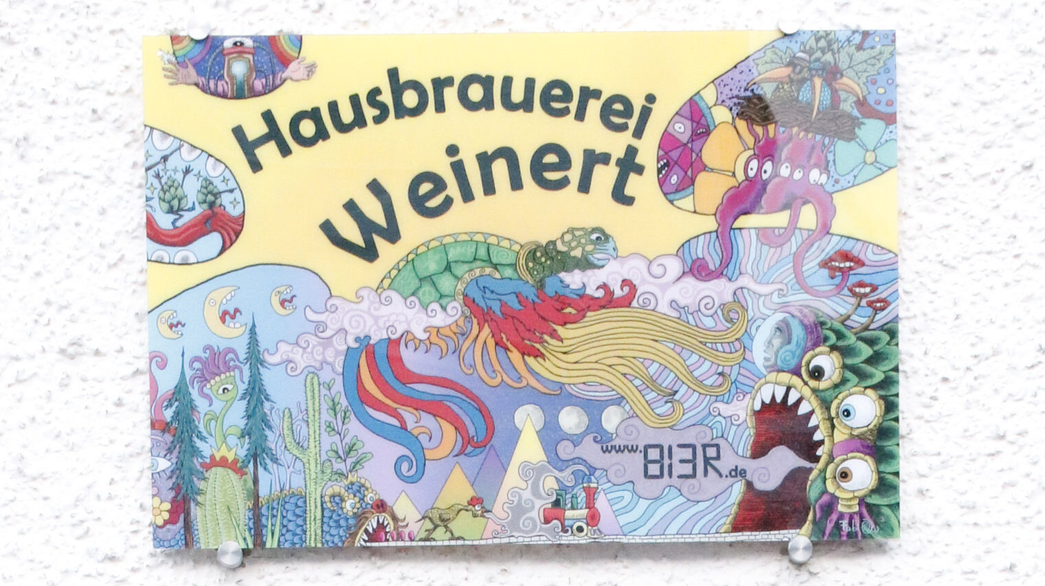Buntes Schild an einer Hauswand mit der Aufschrift "Hausbrauerei Weinert", grafische, bunte, Elemente, wie aus einer Comicwelt