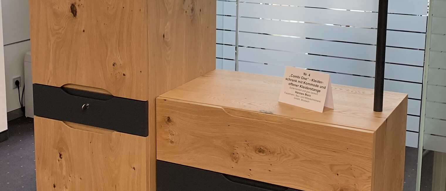 Zwei Möbelstücke aus Holz und dunklen Elementen, das linke ist höher und schmal, das rechte ist tiefer und breiter