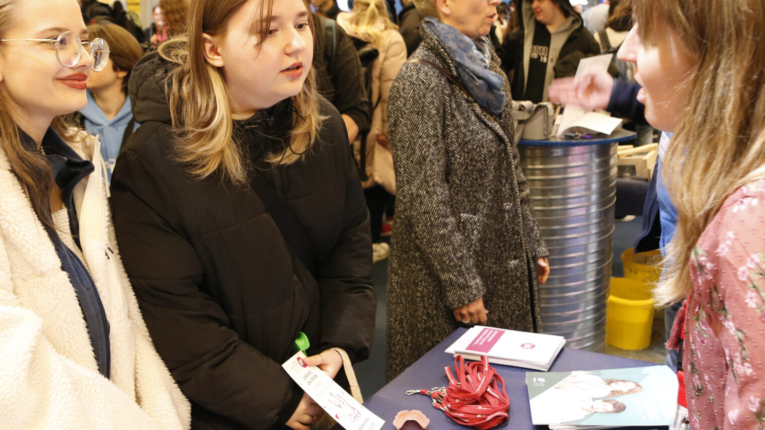 Zwei Mädchen bei einem Gespräch mit einer Mitarbeiterin der Handwerkskammer auf der Jobs for Future