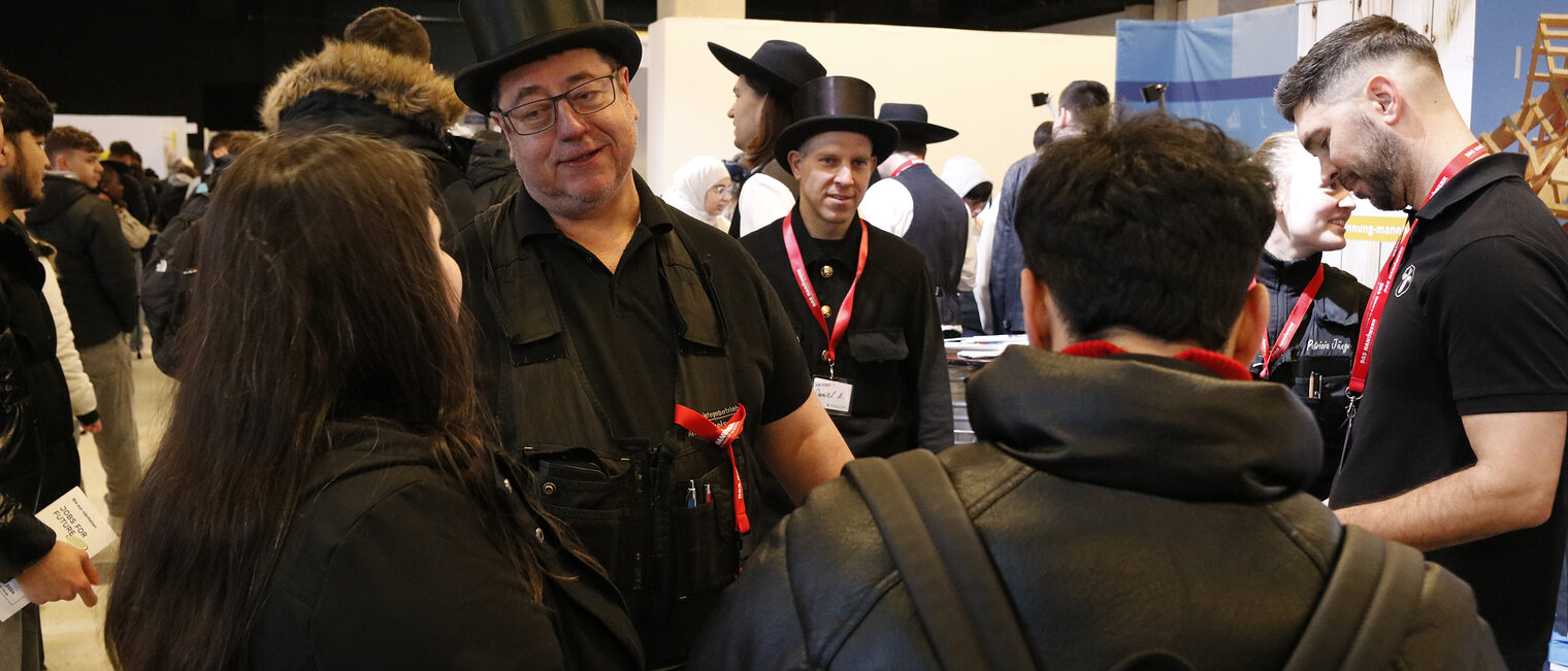 Bei der Veranstaltung Jobs for Future 2026 unterhalten sich Schornsteinfeger mit interessierten Jugendlichen