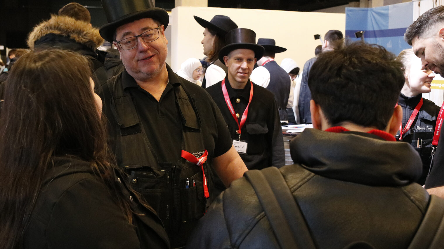 Bei der Veranstaltung Jobs for Future 2026 unterhalten sich Schornsteinfeger mit interessierten Jugendlichen