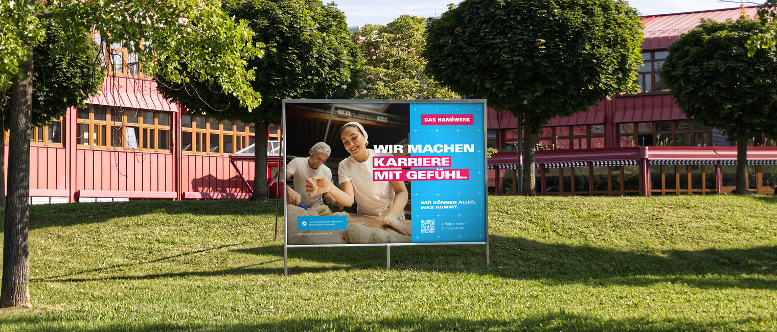 Plakatwand vor der Bildungsakademie