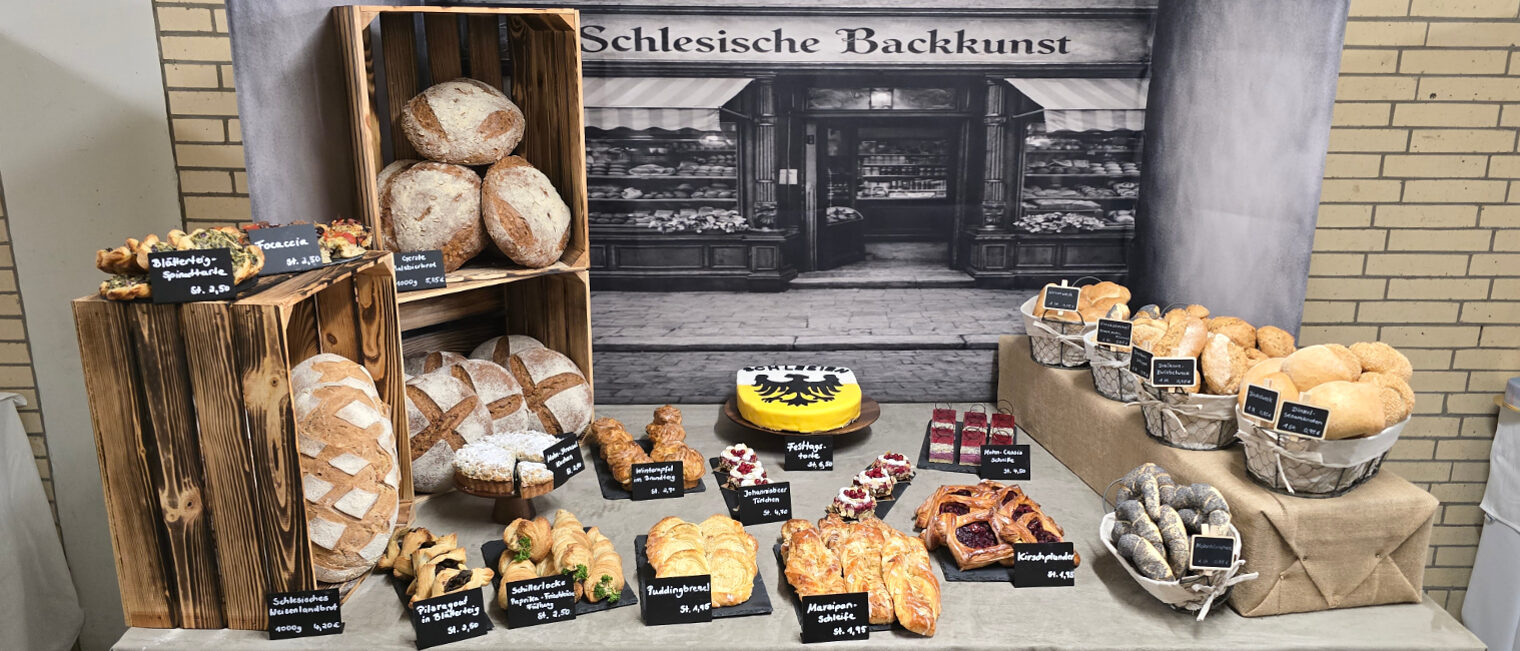 Ein Schaufenster dekoriert mit vielen Backwaren aus der Meisterprüfung