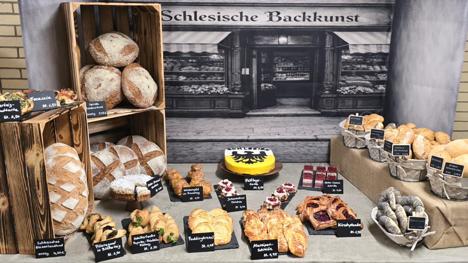 Ein Schaufenster dekoriert mit vielen Backwaren aus der Meisterprüfung
