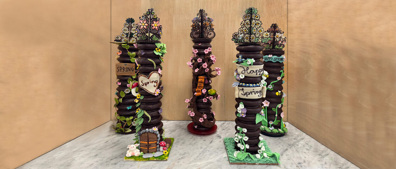 Fünf Baumkuchen präsentiert auf einer Arbeitsfläche