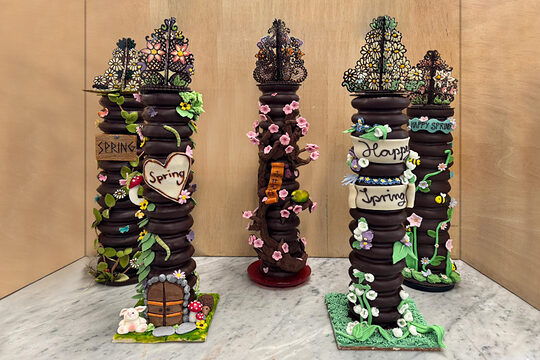 Fünf Baumkuchen präsentiert auf einer Arbeitsfläche