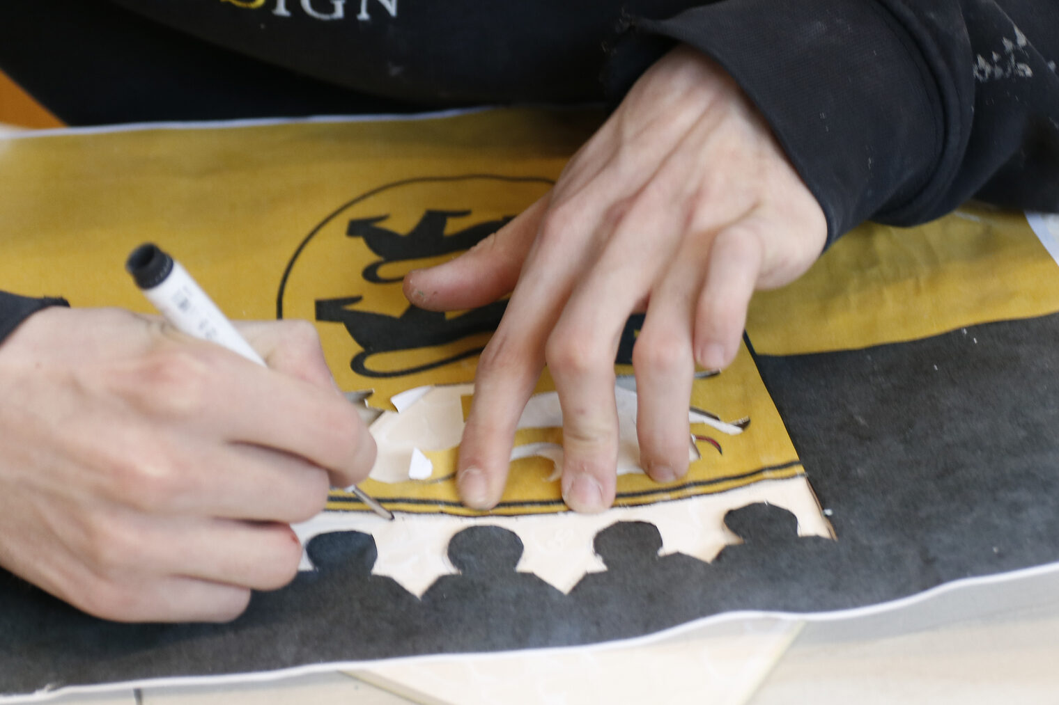 Das Landeswappen von Baden-Württemberg wird als Vorlage für eine Fliesenleger Projektarbeit verwendet