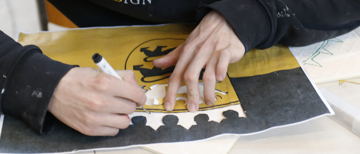 Das Landeswappen von Baden-Württemberg wird als Vorlage für eine Fliesenleger Projektarbeit verwendet