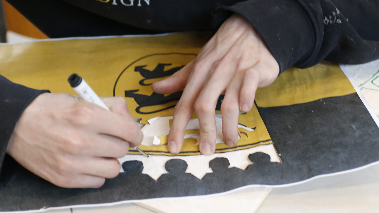 Das Landeswappen von Baden-Württemberg wird als Vorlage für eine Fliesenleger Projektarbeit verwendet