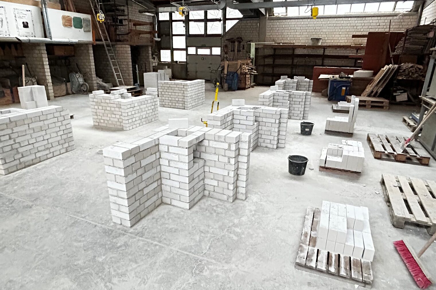 Bauhalle mit Handwerksmaterial für die Meisterprüfung im Maurer-Handwerk.