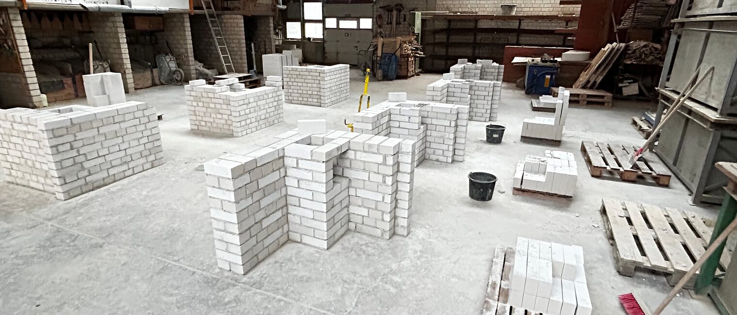 Bauhalle mit Handwerksmaterial für die Meisterprüfung im Maurer-Handwerk.
