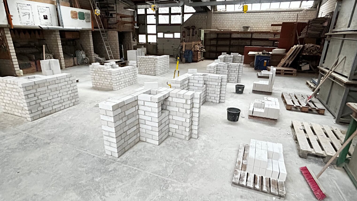 Bauhalle mit Handwerksmaterial für die Meisterprüfung im Maurer-Handwerk.