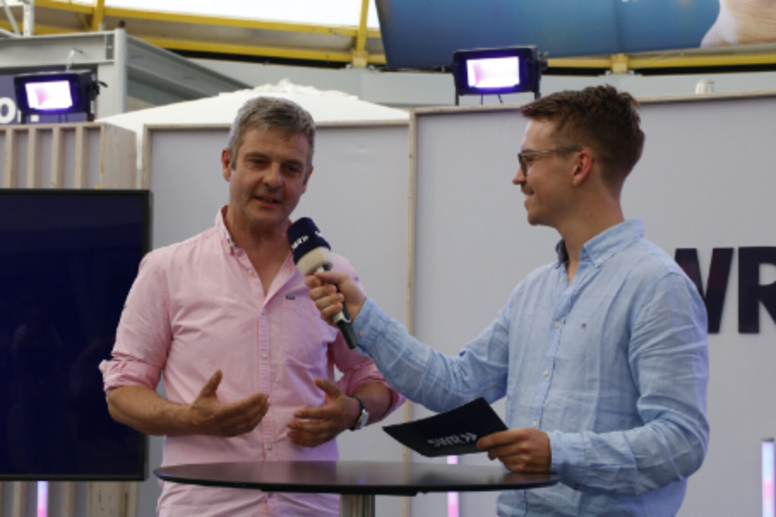 SWR-Moderator interviewt einen Gast am SWR-Gläsernen Studio auf dem Maimarkt Mannheim