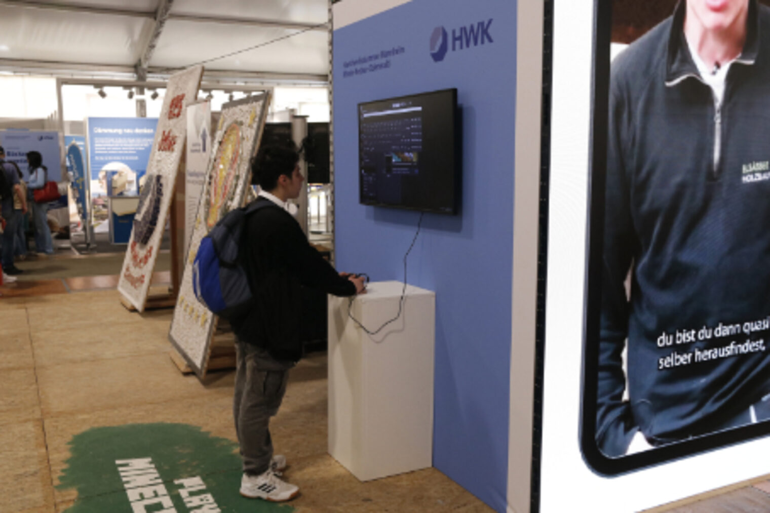 Jugendlicher spielt Minecraft am HWK-Gamingstand auf dem Maimarkt Mannheim