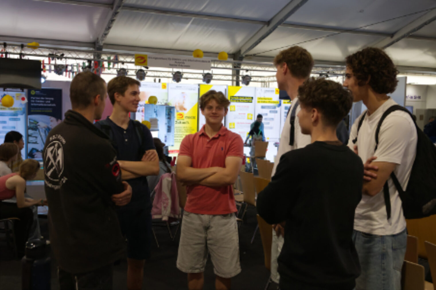 Jugendliche im Gespraech beim Handwerk-Messestand auf dem Maimarkt Mannheim