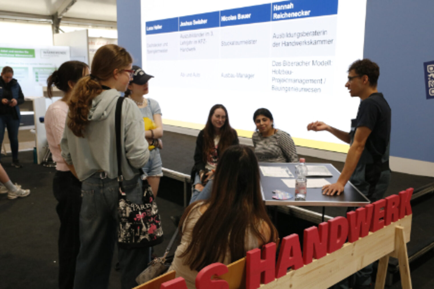 Schuelerinnen und Schueler am Handwerk-Stand mit Praesentation der Handwerkskammer auf dem Maimarkt Mannheim