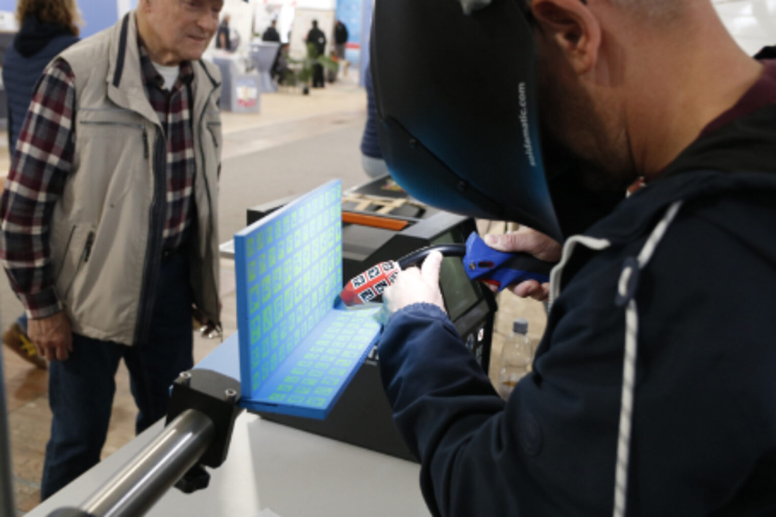 Besucher schweißt virtuell am Messestand auf dem Maimarkt Mannheim